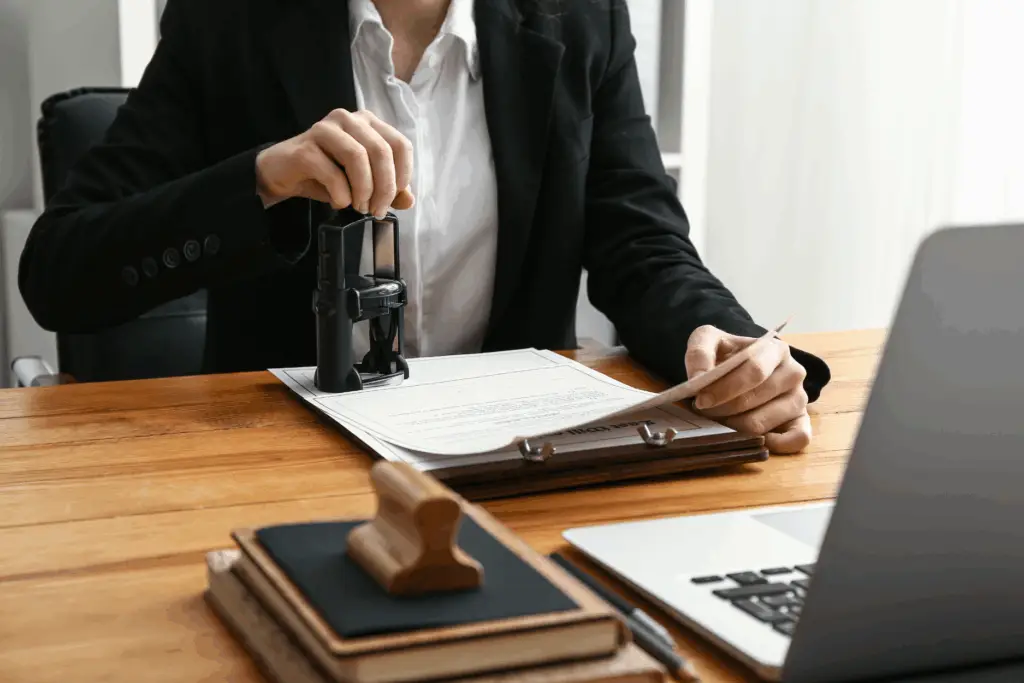 Notartermin zum Immobilienkauf – Unterschrift beim Kapitalanlage-Investment