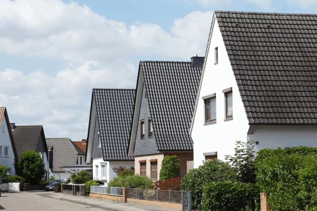 Ruhige Wohngegend mit Einfamilienhäusern – Beispiel für erfolgreiche Immobilieninvestitionen über ImmoMore